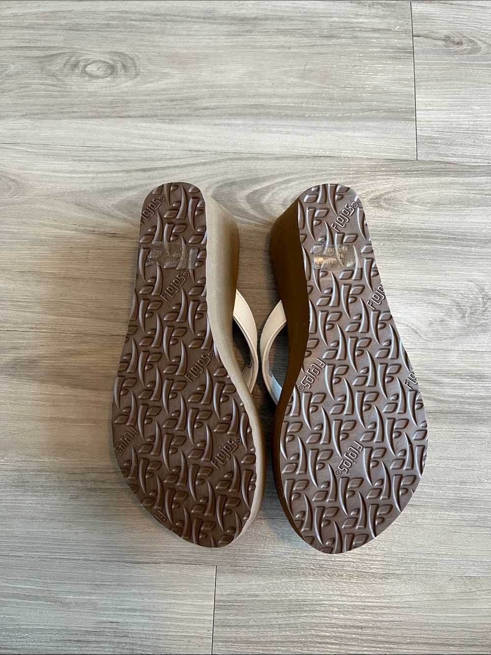 NWOT Flojos White Strap Brown Wedge Thong Sandals - Picture 4 of 5